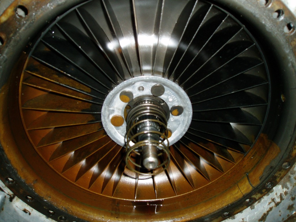 (12/9/05) Close up with the driven torus removed. The driving torus is held in with snap-ring. I guess I need some snap-ring pli