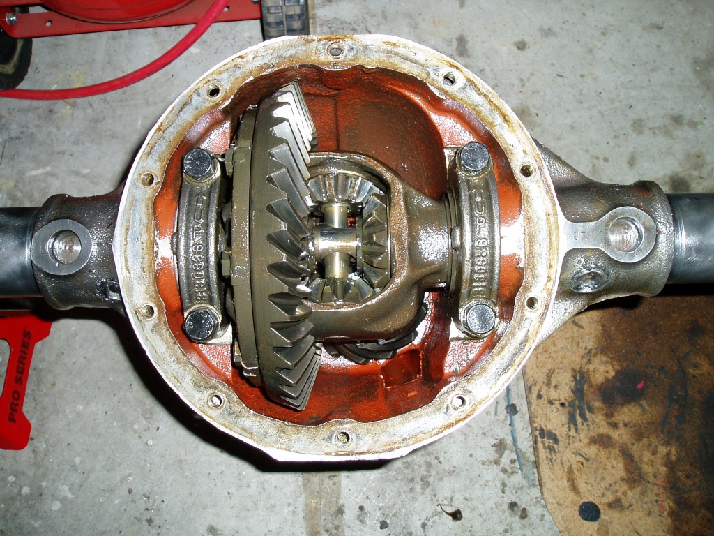 Inside the pumpkin. Gears look nearly new. I flushed with a little gasoline and re-applied some hypoid. I'll fill it after it's 