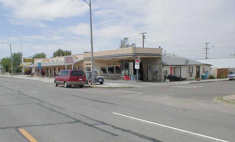 Went to visit DocFrankenstein's new gas station on the way home from VLV. It's the realization of his life dream to own a gas st