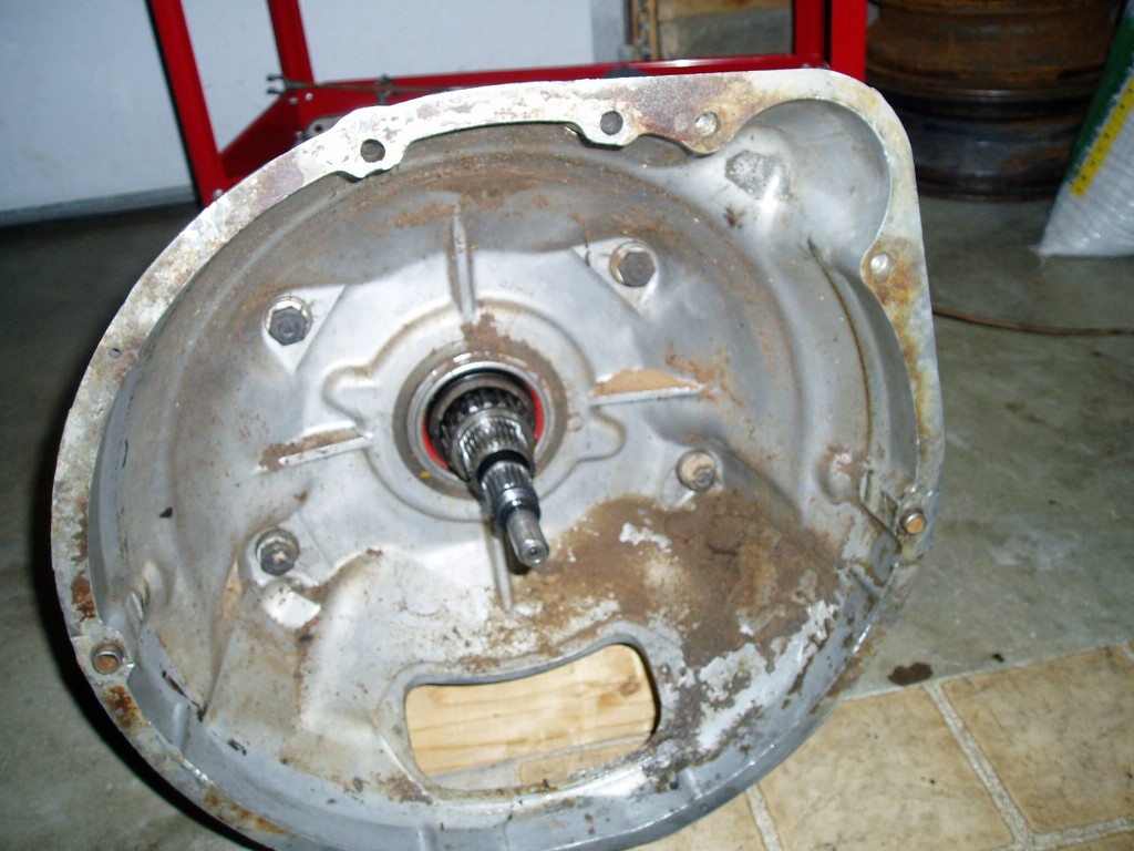 (12/9/2005) Finally. The only thing holding the bell housing on is 4 bolts.