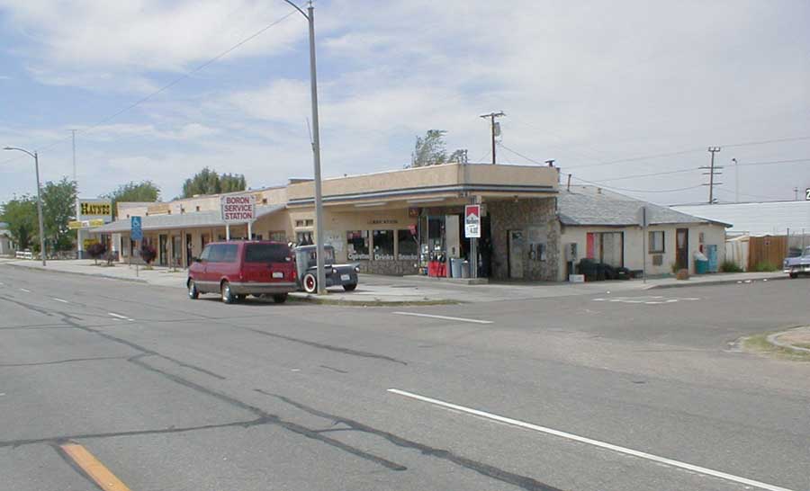Went to visit DocFrankenstein's new gas station on the way home from VLV. It's the realization of his life dream to own a gas st